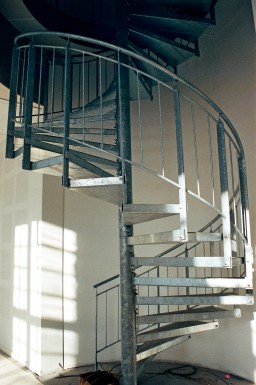 Hovedbygningens trappe mellem etagerne</br>