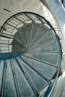 Hovedbygningens trappe mellem etagerne