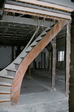 Hovedbygningens trappe mellem etagerne