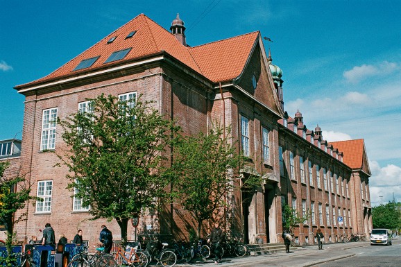 Hovedbygningen udenfor